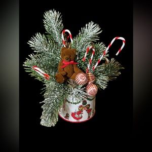 Kissing Ball Christmas Tin Box Potpourri Press 1986 Hong Kong Christmas Bear